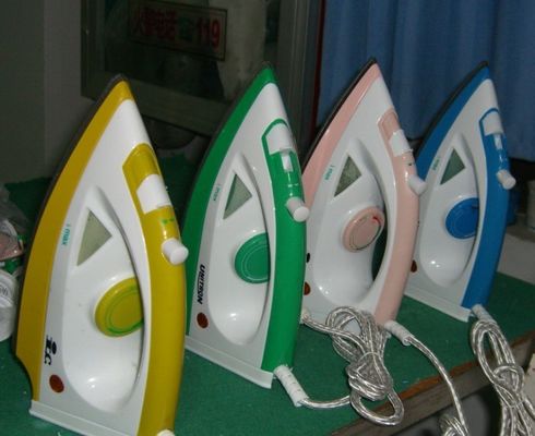 Γρήγορα θερμαινόμενο ηλεκτρικό σίδερο με μήκος καλωδίου 1,5 m και χρόνο θέρμανσης 0,5 min